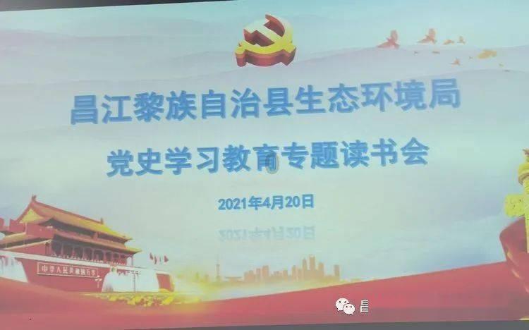 看到57岁的邬君梅,我发现:穿衣简约却优雅,展现独立与风情之美